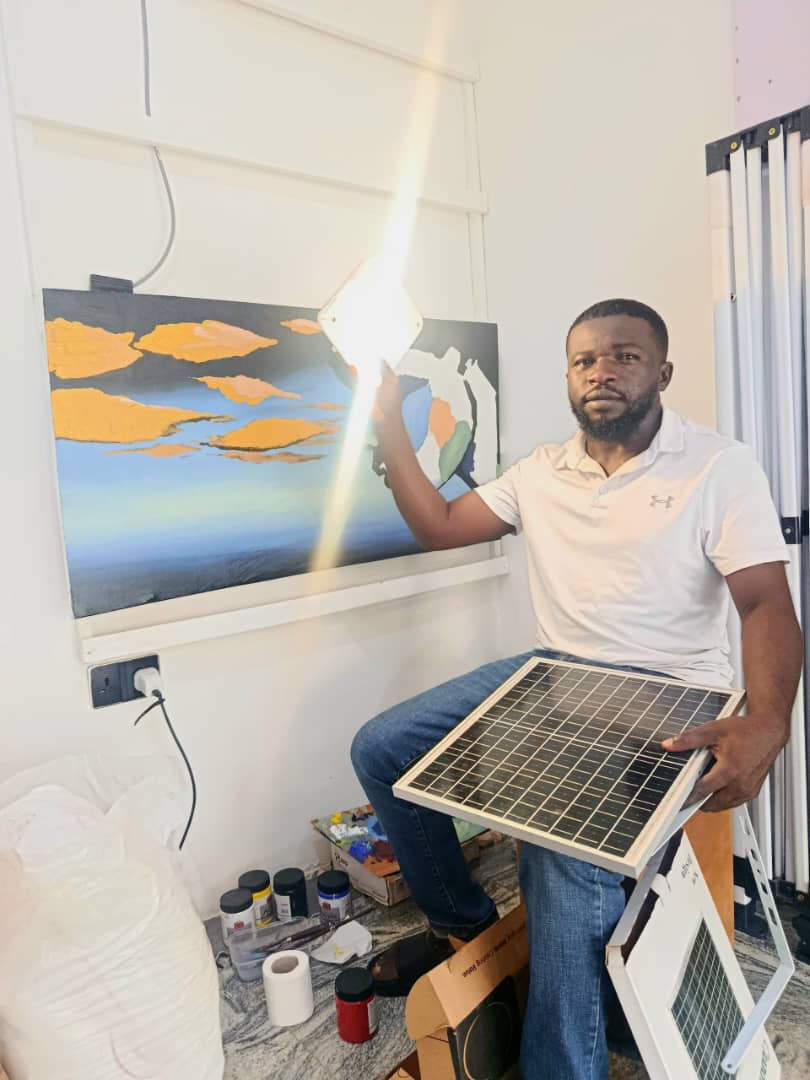 Artist with a Quadloop solar kit and original artwork.
